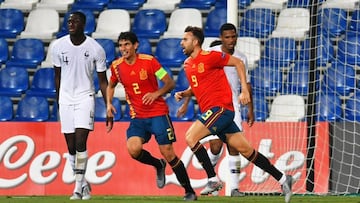 EPA9538. REGGIO EMILIA (ITALIA), 27/06/2019.- Borja Mayoral (i) de Espa&ntilde;a celebra tras anotar un gol ante Francia durante un partido por las semifinales del Campeonato Europeo Sub-21 de la UEFA 2019 entre Espa&ntilde;a y Francia este jueves, en Reg