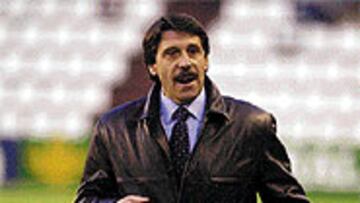 <b>INDIGNADO</B>. El entrenador del Valladolid, molesto con el equipo.