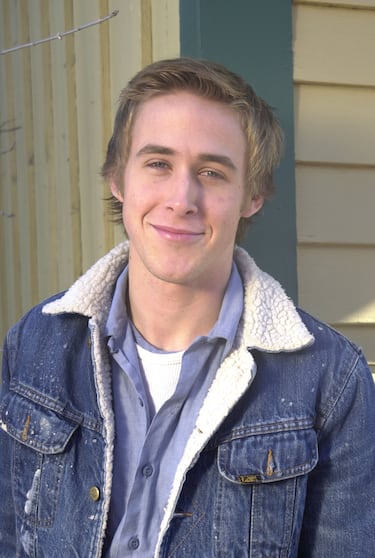 Año de la foto: 2001.
Estrella infantil del Disney Channel al participar en Mickey Mouse House entrer 1993 y 1999.
La fama internacional le llegó con el drama El Diario de Noah (2004) donde interpretó al joven Noah. 
En su carrera ha alternado papeles dramáticos, como el de Noah o Blue Valentine (2010) con papeles cómicos como Crazy, Stupid, Love (2012) o Barbie (2023). Recibió gran reconocimiento, incluso el Globo de Oro a mejor actor, por LaLaLand (2016), drama musical sobre dos aspirantes a artistas.
 during Sundance 2001 - The Believer - Portraits in Park City, Utah, United States. (Photo by Randall Michelson/WireImage)