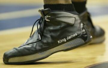 Detalle de las zapatillas de LeBron James durante un partido de "High school" en 2003.