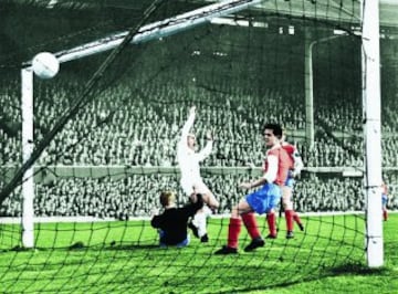 El 18 de mayo de 1960 el Real Madrid jugó una nueva final de la Copa de Europa contra el Eintracht de Frankfurt. El equipo español ganó por 7 goles a 3 en el Hampden Park escocés. En la imagen, tras abortar una jugada alemana, el balón le cae a Del Sol, que cede a Canario. Éste, sin pensarlo, dispara a puerta. El meta germano repele el tiro. El balón cae a los pies de Di Stéfano que fusila el tanto. 