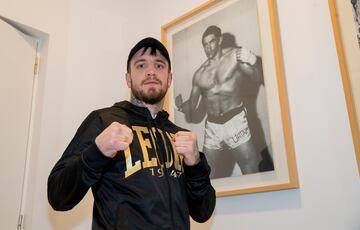 El boxeador español Kerman Lejarraga posa junto a una foto de Urtain en su visita a la redacción de AS.