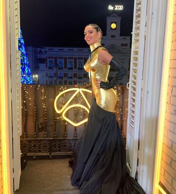 En 2019, Cristina se puso en manos de Jacinto de Manuel para conseguir una sorprendente pieza que se convirti¨®, sin duda, en la m¨¢s arriesgada que ha lucido en Nochevieja. Poco antes del final del a?o, la vallecana dej¨® caer su capa negra para mostrar una espectacular escultura fabricada con vidrio reciclado y recubierta con pan de oro que requiri¨® que la joven mantuviera su peso de manera estricta e incluso asegur¨® que no le cab¨ªa la ropa interior.