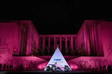 Espectacular presentación del Alpine A522 en París.