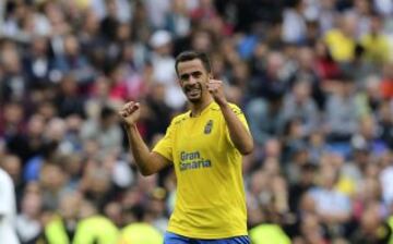 Celebraci¨®n del autor del gol para Las Palmas Hern¨¢n Santana.