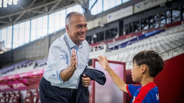 Rafa Yuste saludando a uno de los niños de la Barça Academy que hoy presenció el entrenamiento