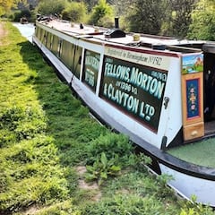 Una británica vive en un barco desde 2019 y se gasta 5.000 euros al año solo con un pero: “Cuando puedes usar un baño, es fabuloso”