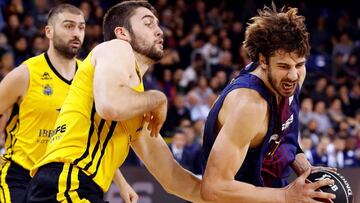 GRAF228. BARCELONA, 10/12/2017.- El pívot croata Ante Tomic (d), del FC Barcelona, y Mike Tobey (i), del Iberostar Tenerife, disputan un balón durante el partido de la 11ª jornada de la Liga Endesa de baloncesto. EFE/Alberto Estévez