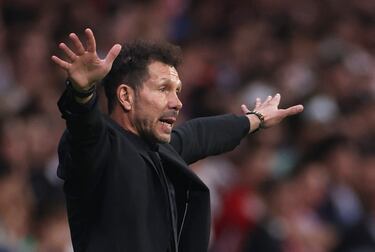 Simeone, entrenador del Atlético, dando instrucciones en la banda.