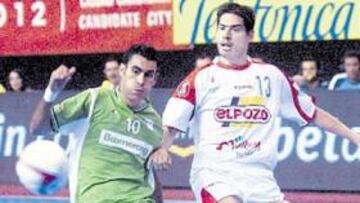 <b>MÁXIMA RIVALIDAD. </b>Joan y Kike luchan por un balón en un duelo anterior.