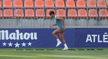 El delantero portugu¨¦s, Jo?o F¨¦lix, entrenando en las instalaciones deportivas del Cerro del Espino.