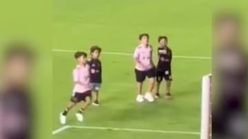 Se ha compartido en redes sociales este vídeo de ambos jugando al fútbol en el entretiempo del partido de su padre.