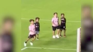 Se ha compartido en redes sociales este vídeo de ambos jugando al fútbol en el entretiempo del partido de su padre.