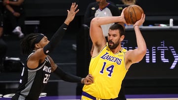 Marc Gasol, ante Richaun Holmes, durante un Sacramento Kings-Lakers.