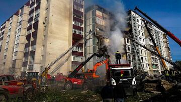 Rescuers work at the site of a residential building heavily damaged by a Russian missile, amid Russia's attack on Ukraine, in the town of Uman, Cherkasy region, Ukraine April 28, 2023. Press service of the State Emergency Service of Ukraine/Handout via REUTERS ATTENTION EDITORS - THIS IMAGE HAS BEEN SUPPLIED BY A THIRD PARTY.