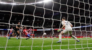 2-0. Centro desde la derecha de Marcos Alonso, Samuel Lino se eleva, el balón le da en el hombro para superar a su marcador.  El '7' aprovecha para lanzarse, empalmar con la pierna izquierda y superar al guardameta del Valencia.