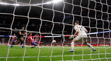 2-0. Centro desde la derecha de Marcos Alonso, Samuel Lino se eleva, el balón le da en el hombro para superar a su marcador.  El '7' aprovecha para lanzarse, empalmar con la pierna izquierda y superar al guardameta del Valencia.