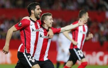 El jugador del Athletic de Bilbao Raúl García celebra junto a Muniain tras marcar el segundo gol ante el Sevilla.