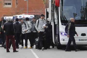Llegada del Real Madrid al hotel de concentración en Barcelona. En la foto, Courtois tras bajar del autobús. 