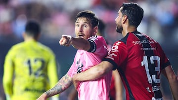 Messi es captado agarrando por el cuello a un rival