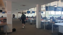 Rossi cruzando la sala de prensa de Portimao.