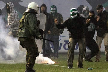 Es la gran atracción del fútbol griego. En su origen el Olympiacos, fundado en El Pireo (el puerto de Atenas), representaba a la clase trabajadora. El Panathinaikos, fundado en el centro de la ciudad, pertenecía a la clase alta.