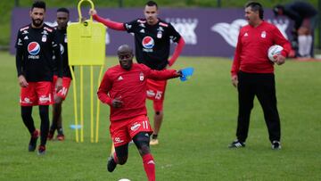 Carmelo Valencia se prepara junto a Herner y Bernal en Bogot&aacute;. 