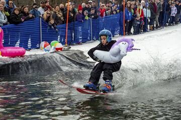 Un joven esquiador con un flotador de un unicornio se desliza sobre el agua durante una peculiar competición en Westminster, Massachusetts. La prueba consiste en descender esquiando la montaña Wachusett para terminar en un estanque artificial. Gana quien más tiempo permanezca sobre la superficie del agua antes de hundirse.