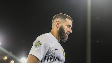 Benzema salta al césped en su debut oficial con el Al Ittihad.