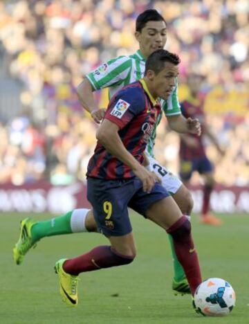 El delantero chileno del FC Barcelona Alexis Alejandro Sánchez (primer término), y el centrocampista chileno del Betis Lorenzo Reyes.