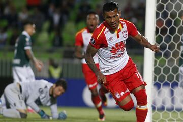 El jugador de Independiente de Santa Fe Wilson Morelo celebra su gol contra Santiago Wanderers durante el partido de ida de la tercera fase de la Copa Libertadores disputado en el estadio Elias Figueroa de Valparaiso, Chile.