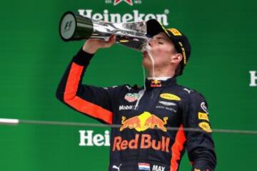 Max Verstappen celebra su tercera posición.