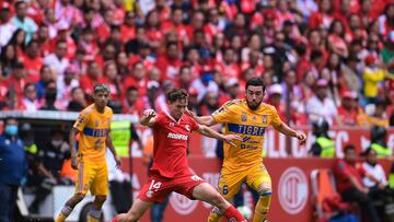 (L-R), Marcel Ruiz of Toluca and Juan Pablo Vigon of Tigres during the game Tigres UANL vs Toluca, corresponding to second leg match of Quarterfinals of the Torneo Clausura 2023 of the Liga BBVA MX, at Nemesio Diez Stadium, on May 14, 2023.
<br><br>
(I-D), Marcel Ruiz de Toluca y Juan Pablo Vigon de Tigres durante el partido Tigres UANL vs Toluca, Correspondiente al partido de Vuelta de Cuartos de Final del Torneo Clausura 2023 de la Liga BBVA MX,en el Estadio Nemesio Diez, el 14 de Mayo de 2023.