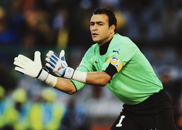 Conocido en su país como Africa Buffon, Essam El Hadary (Damieta, Egipto, 1973) es el portero ideal de este once histórico. Jugó casi toda su carrera en Egipto, donde se convirtió en una leyenda en el Al-Ahly, considerado el mejor club de la historia de la CAF, en el que estuvo 13 temporadas y en el que ganó nada menos que cuatro Champions africanas (2001,2005, 2006 y 2008). Con su selección ha ganado tres Copas Africanas de Naciones (CAN) de manera consecutiva (2006, 2008 y 2010) siendo elegido el mejor guardameta del torneo las tres ocasiones. Un palmarés que no posee ningún otro guardameta africano. Además, posee el récord de ser el jugador más veterano en disputar un Mundial, cuando en Rusia 2018 jugó ante Arabia Saudí con 45 años y 161 días.

