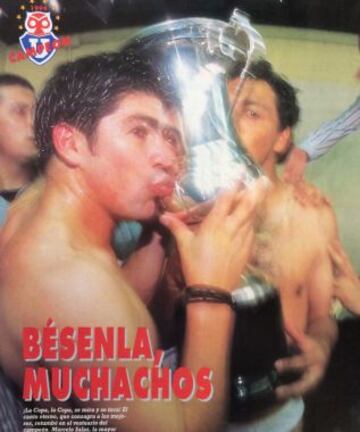 Marcelo Salas besando la copa del t&iacute;tulo de 1994.