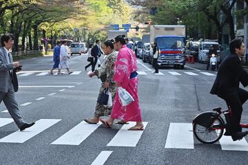 Los mejores luchadores de sumo participan en el 'Honozumo', una exhibición anual ante miles de espectadores en el Santuario Yasukuni.