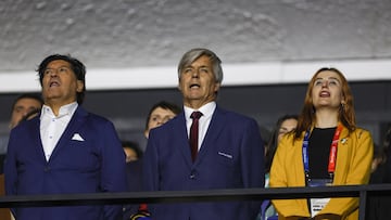 SANTIAGO, CHILE – OCT 20: El director ejecutivo de la Corporación Santiago 2023, Harold Mayne-Nicholls junto a Ivan Zamorano, durante la ceremonia de inauguración de los Juegos Panamericanos Santiago 2023 en el Parque Estadio Nacional el 20 de octubre en Santiago, Chile.