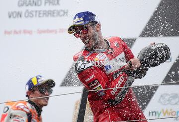 Andrea Dovizioso le ha ganado a Márquez en el Gran Premio de Austria en la última curva una batalla donde se han jugado el triunfo y el orgullo. Le recorta cinco puntos. 