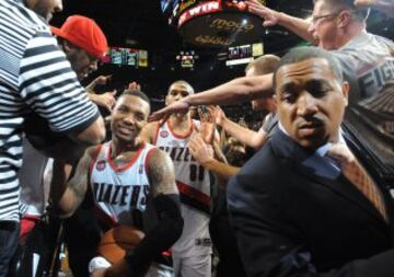 La afición, adorando a su nuevo héroe.