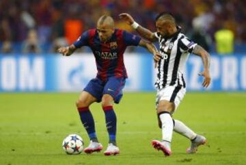 Dani Alves controla el balón y Arturo Vidal presiona.