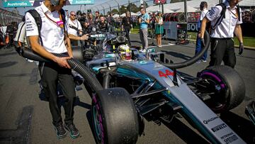 ZSN078. Melbourne (Australia), 26/03/2017.- British Formula One driver Lewis Hamilton of Mercedes AMG GP is pushed into teh starting grid before the start of the 2017 Formula One Grand Prix of Australia at the Albert Park circuit in Melbourne, Australia, 26 March 2017. (F&oacute;rmula Uno) EFE/EPA/DIEGO AZUBEL