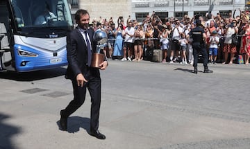 Sergio Llull llega a la sede de la Comunidad de Madrid con el trofeo de campen de liga. 
