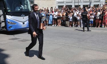 Sergio Llull llega a la sede de la Comunidad de Madrid con el trofeo de campeón de liga. 