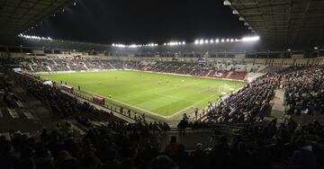 Las Gaunas sí que acogerá partidos del Playoff, pero sin el Logroñés implicado. El estadio ha sido escogido como sede del Grupo XV de Tercera División para vivir las eliminatorias entre SD Logroñés y Arnedo y Varea y Casalarreina. Cientos de kilómetros hacia el sur, el local habitual del mítico feudo del fútbol español se estará jugando de nuevo ascender a LaLiga SmartBank. Tiene una capacidad para 15.902 espectadores.