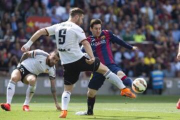 Leo Messi con el balón. 
