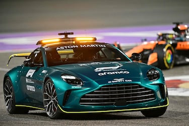 El safety car o coche de seguridad, circula en el Circuito Internacional de Sakhir durante el GP de Bahréin.