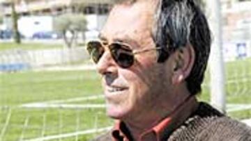 <b>CREEN QUE ES EL CONEJO DE LA SUERTE</B>. Estebaranz, técnico del juvenil, se encontró ayer un conejo negro, que se lo entregó a Adelardo. Todos creen que les dará suerte mañana.