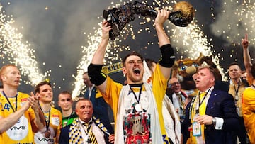 Julen Aguinagalde celebra el título de la Champions League de balonamno 2015/2016 con sus compañeros del Vive Tauron Kielce.