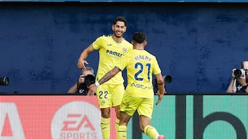 Yeremy Pino felicita a Ayoze Pérez.