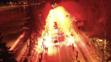 Pasillo de fuego hecho por los fanáticos del equipo ruso